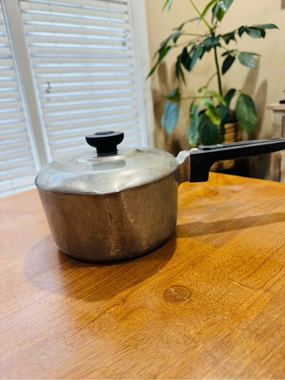 Vintage Magnalite GHC 2 Quarts (2 Liters) Dual Spout Cast Aluminum Pot with Lid.